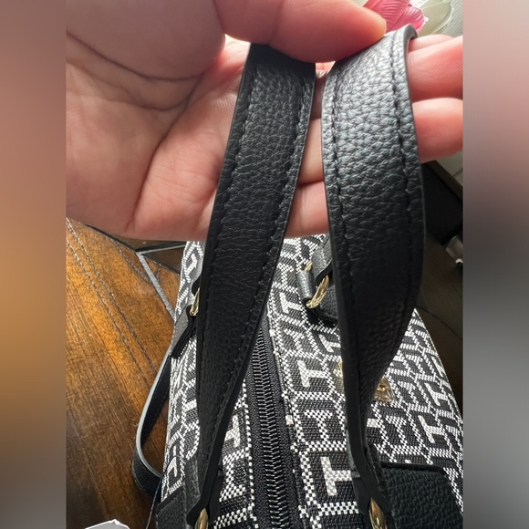 Tommy Hilfiger Signature Handbag/Crossbody - Picture 6 of 11